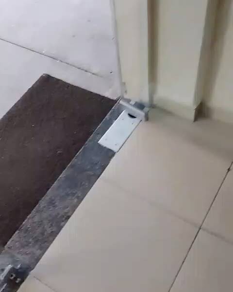 Depois: troca de mola de piso concluída e regulada em porta de vidro temperado