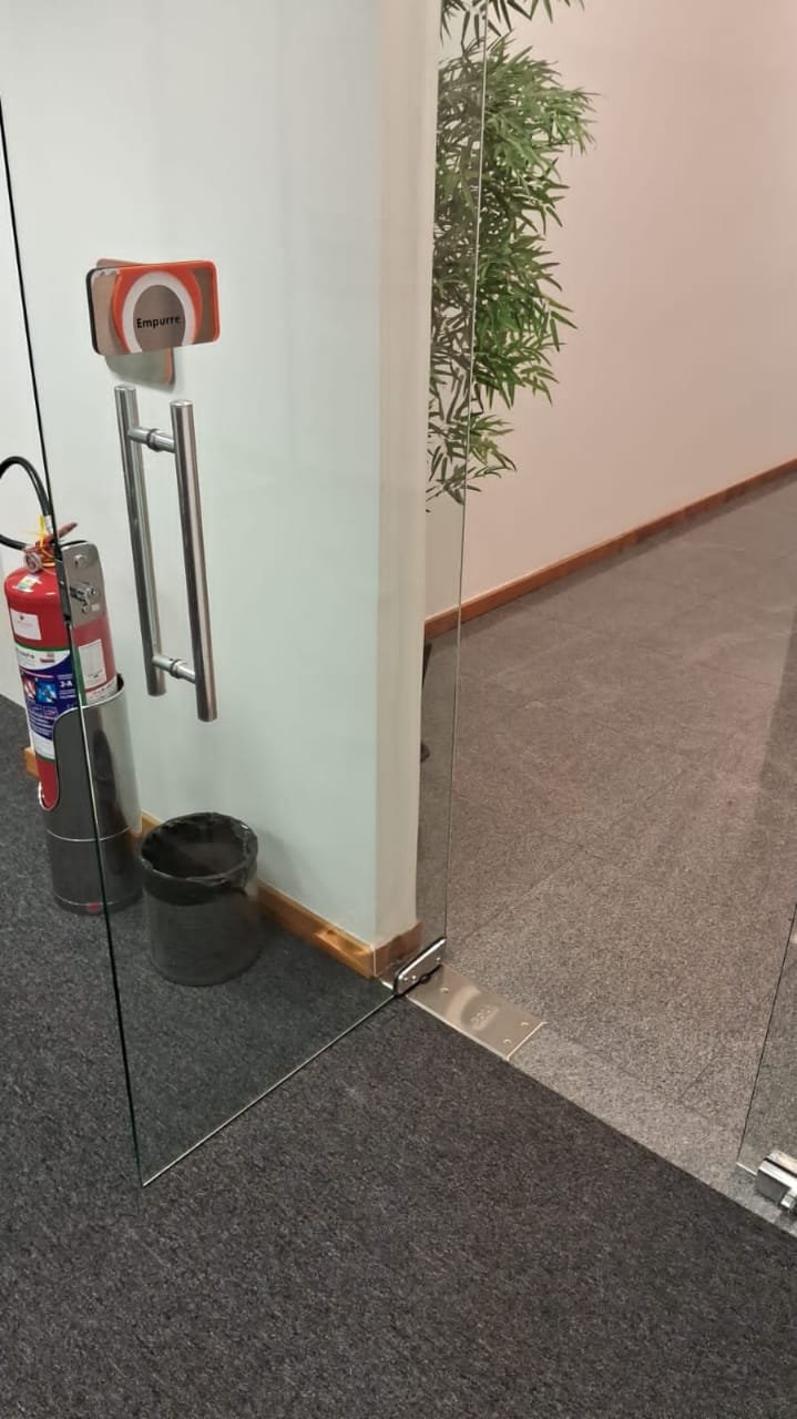 Porta Blindex com defeito em portaria comercial atendida na Zona Sul do Rio